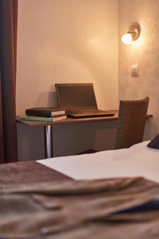 Large Single Room image 3