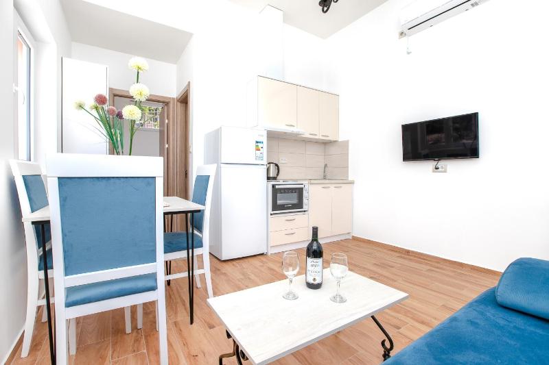 One-Bedroom Apartment image 3