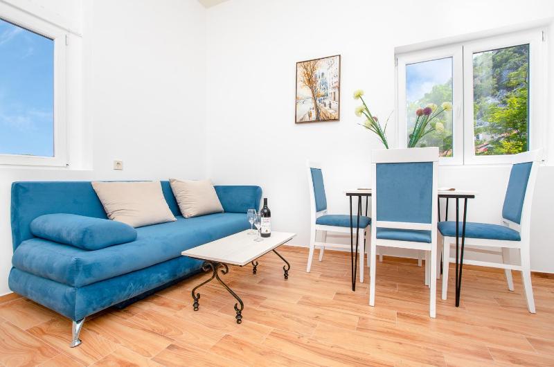 One-Bedroom Apartment image 2