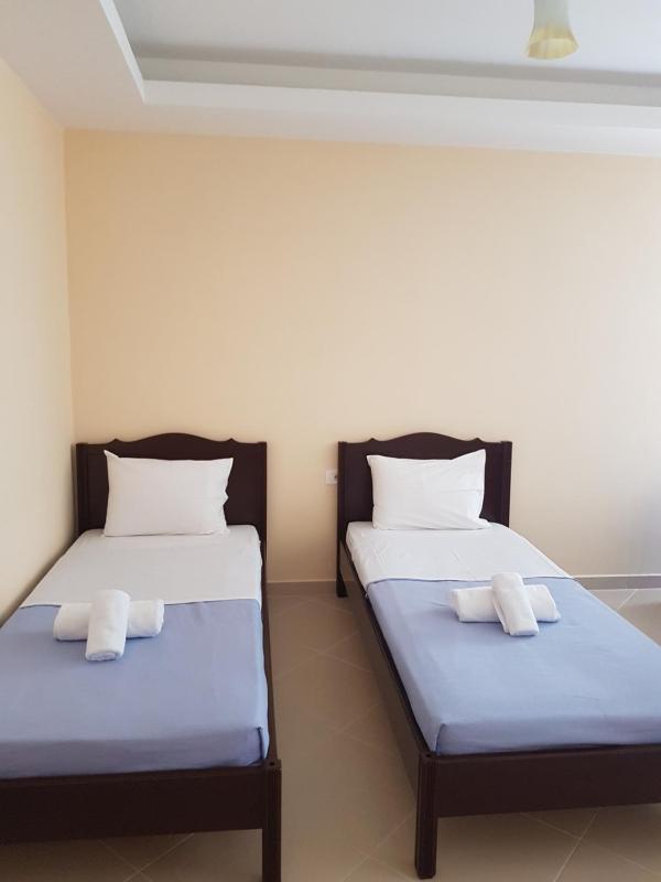 Economy Twin Room image 2