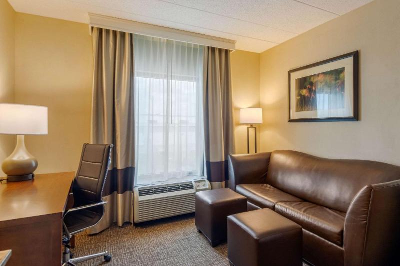 Queen Suite with Two Queen Beds - Non-Smoking image 4