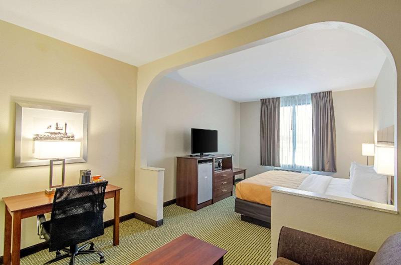 King Suite with Sofa Bed - Non-Smoking image 2