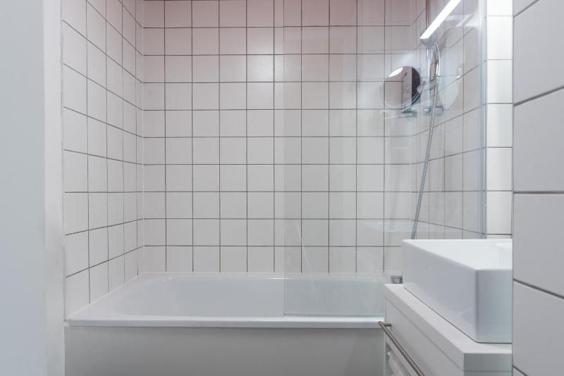 Standard Twin Room image 3