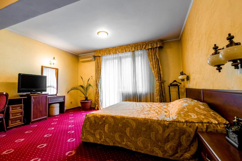 Deluxe Double Room with Balcony image 3