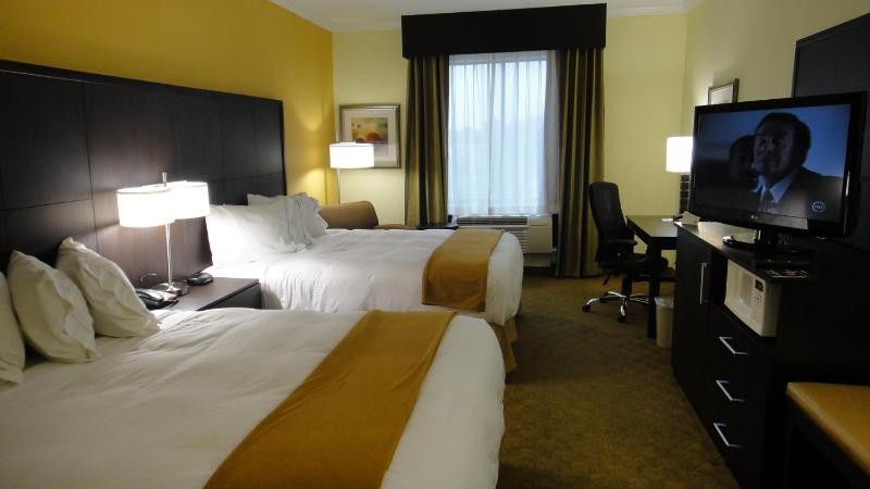 One-Bedroom Queen Suite with Two Queen Beds image 4