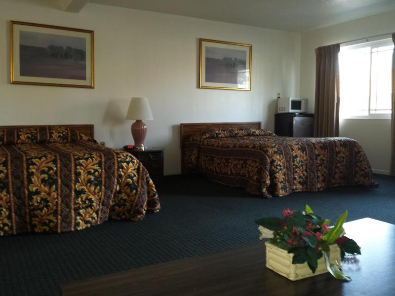 Queen Room with Two Queen Beds image 2