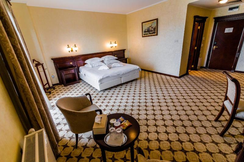 Queen Room with Balcony image 1