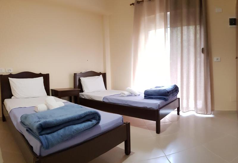 Twin Room with Garden View image 3