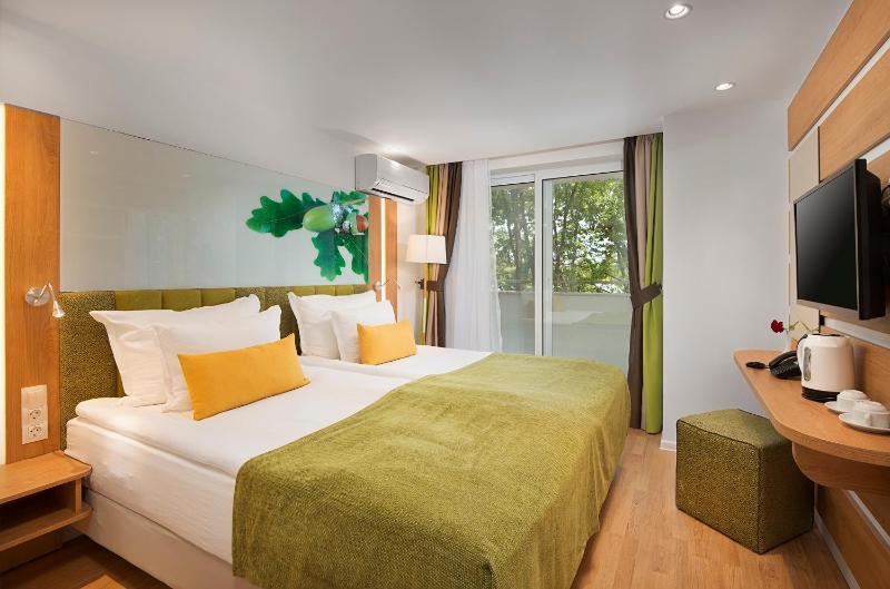 Double Room with Balcony - Free Parking image 3
