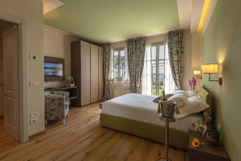 Suite with Hot Tub image 3