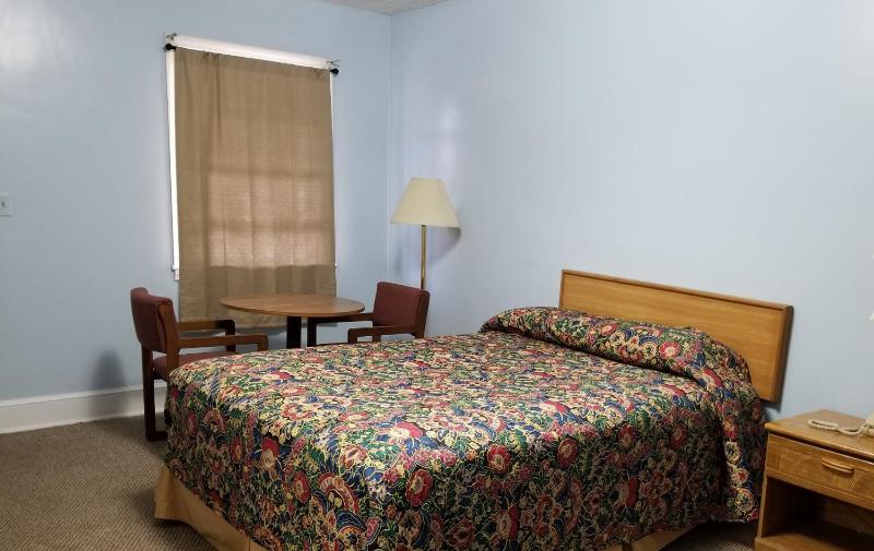 Queen Room image 3