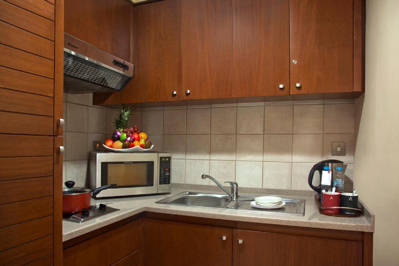 City View Studio with Kitchenette – King Bed image 4