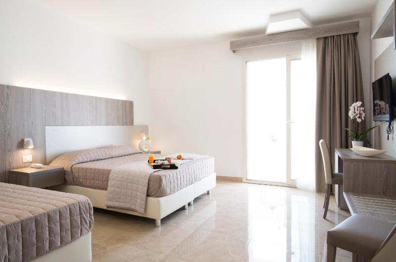 Quadruple Room with Sea View image 4