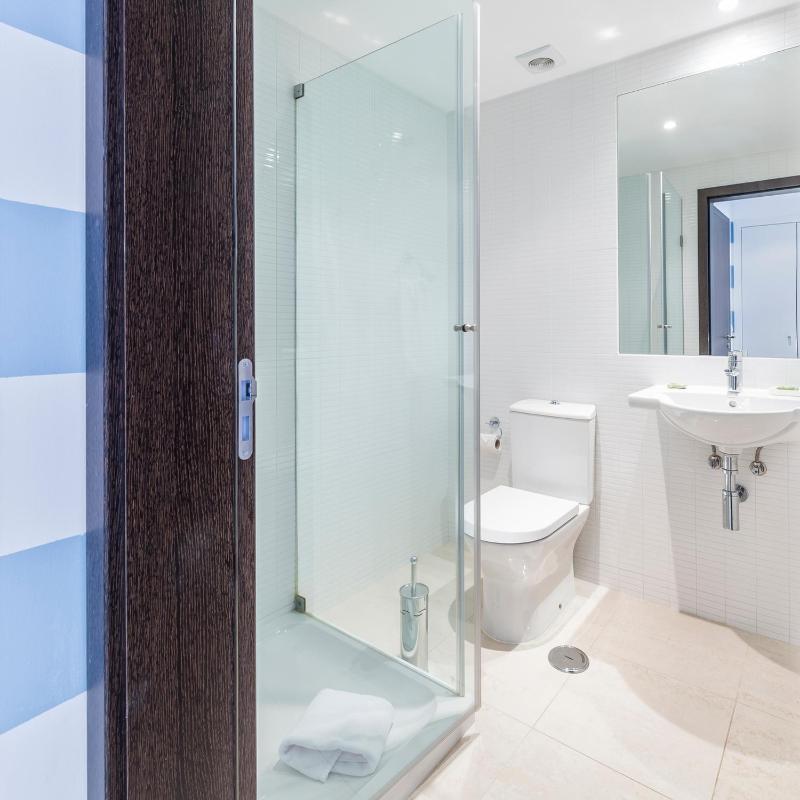 Deluxe Three-Bedroom Apartment image 2