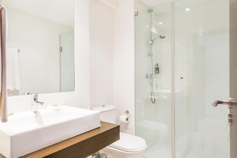 Deluxe Three-Bedroom Apartment image 3