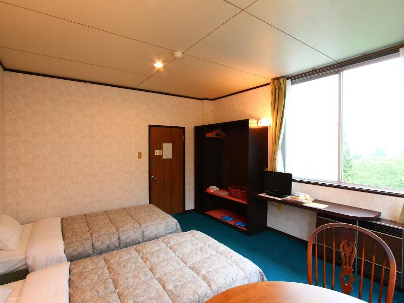 Twin Room with Shared Bathroom image 2