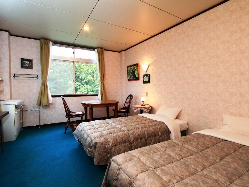 Twin Room with Shared Bathroom image 1