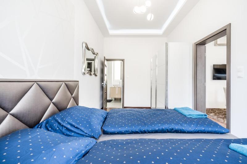 Comfortable quiet apartment in the city center - image 14