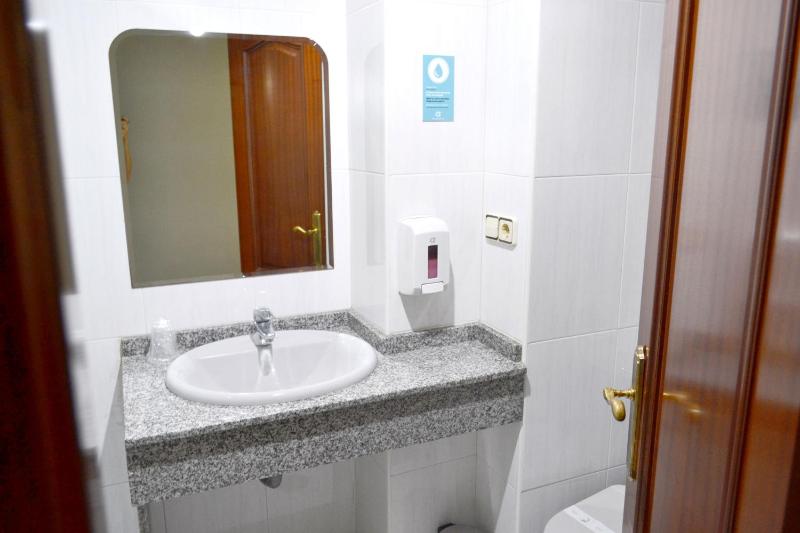 Economy Double or Twin Room image 2