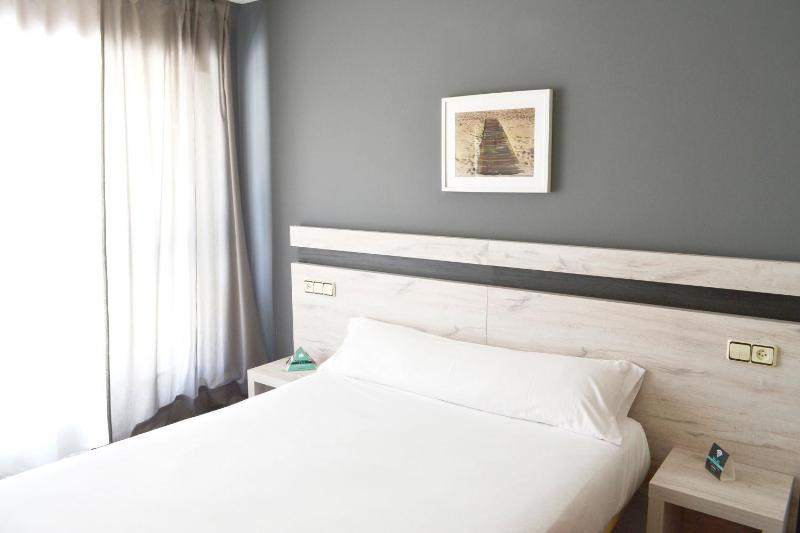 Single Room image 3