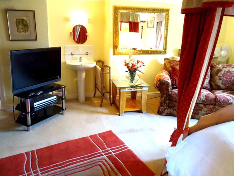 Superior King Suite image 3