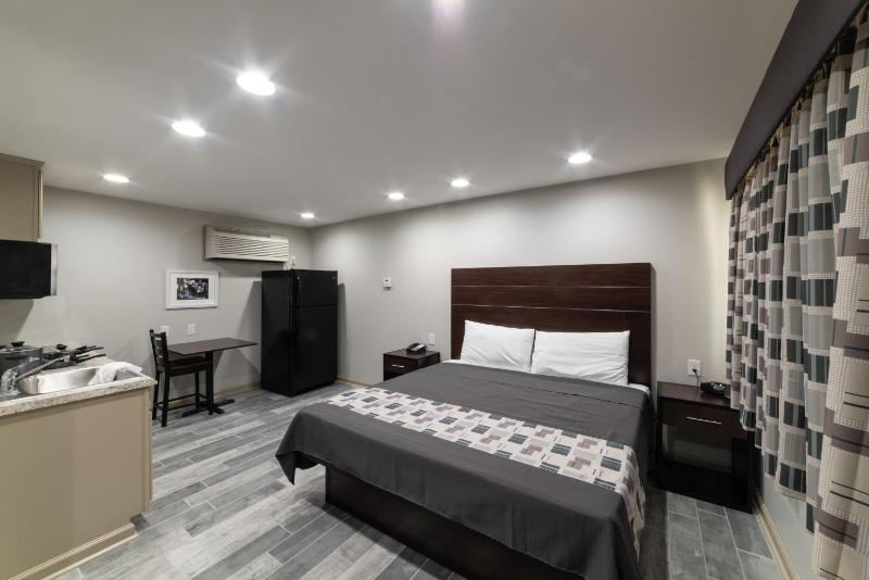 Deluxe King Room with Kitchenette - Non-Smoking image 3