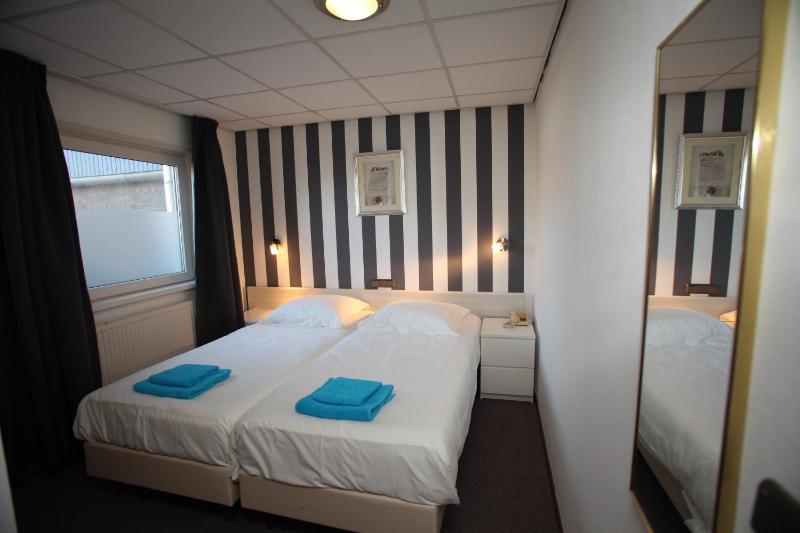 Twin Room image 3