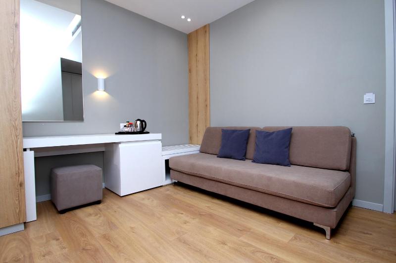 Deluxe Triple Room image 3