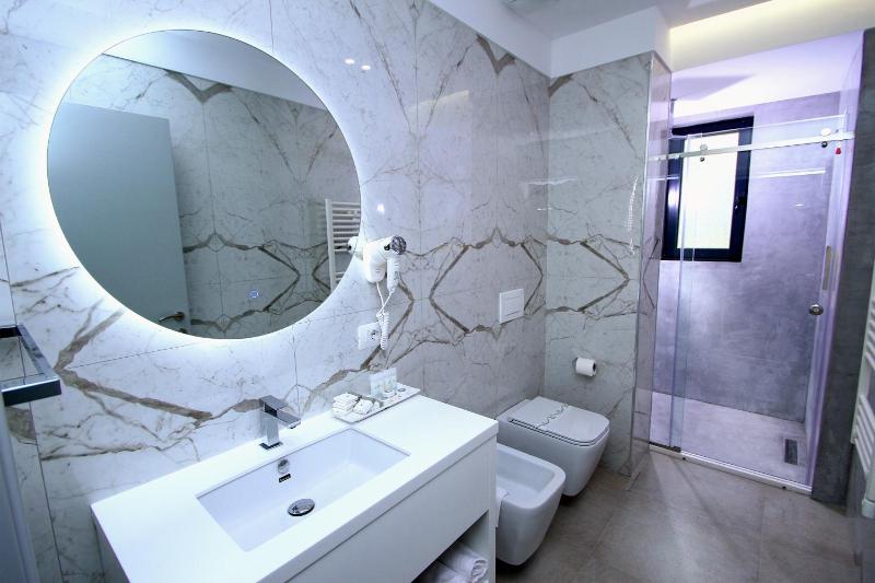 Deluxe Double Room with Bath image 2