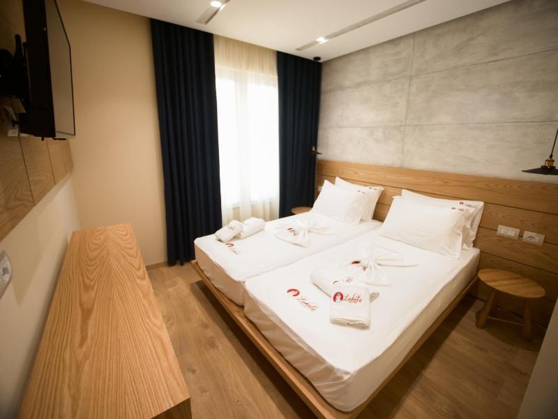 Standard Twin Room image 3