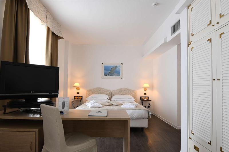 Deluxe King Room with Sea View image 2