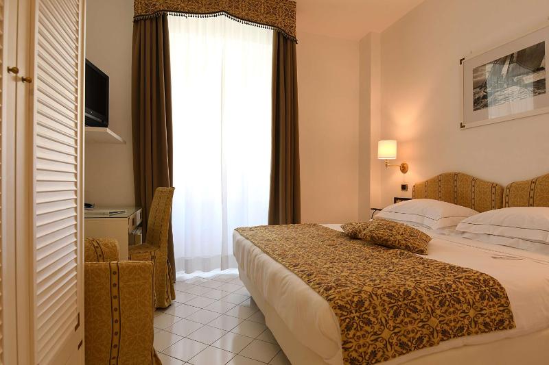 Classic Double Room image 2