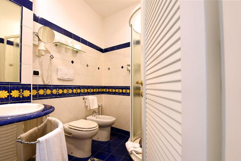 Classic Double Room image 3