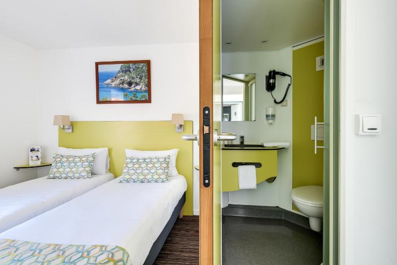 Twin Room image 3