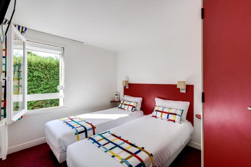 Twin Room image 4