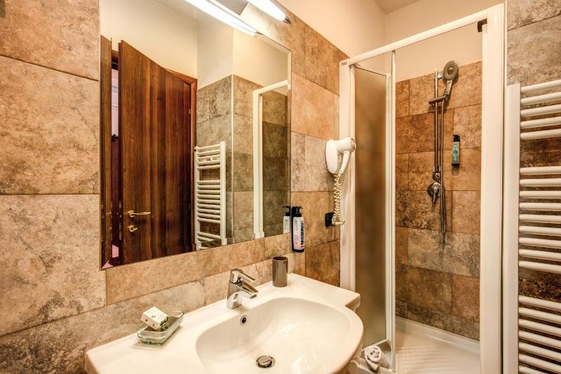 Economy Double Room image 4