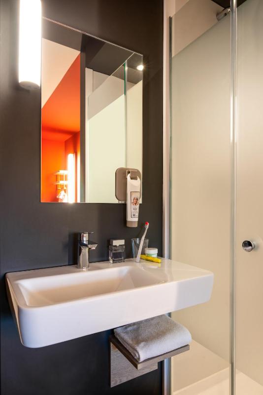 Standard Twin Room image 3