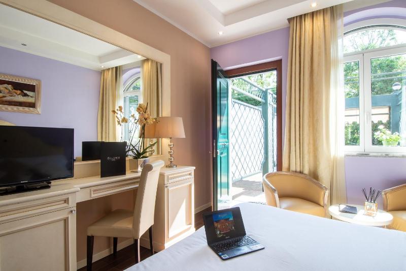 Deluxe Double or Twin Room with Spa Bath image 3