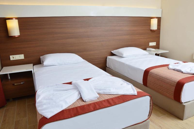 Double Room with Balcony and Sea View image 3