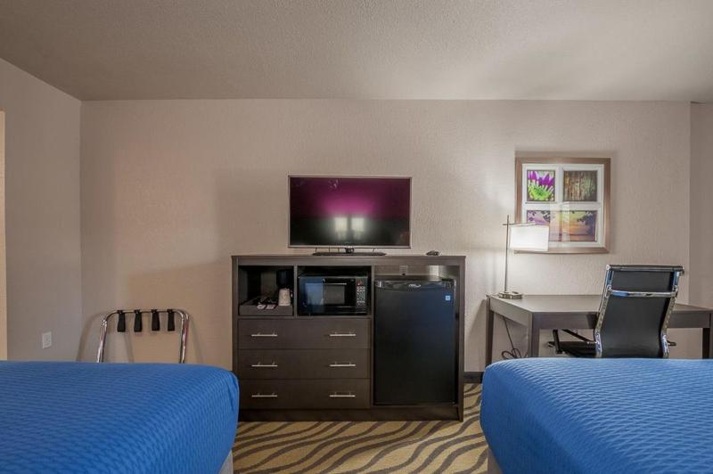 Queen Room with Two Queen Beds - Non-Smoking image 4