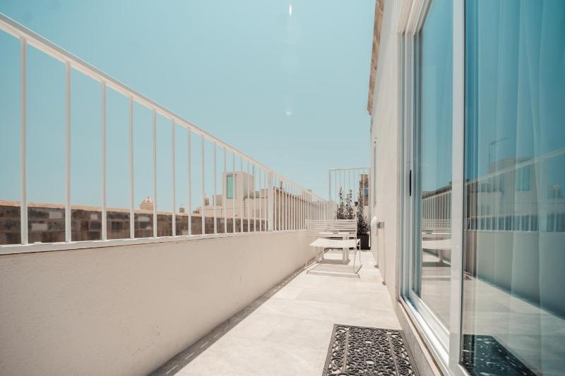 Deluxe Twin Room with Roof top Terrace image 4
