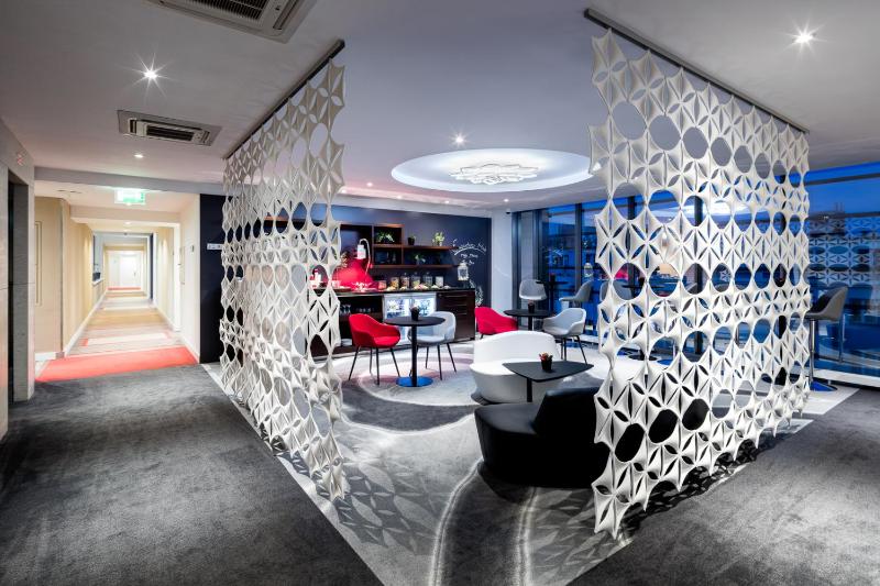 Executive Twin Room image 3