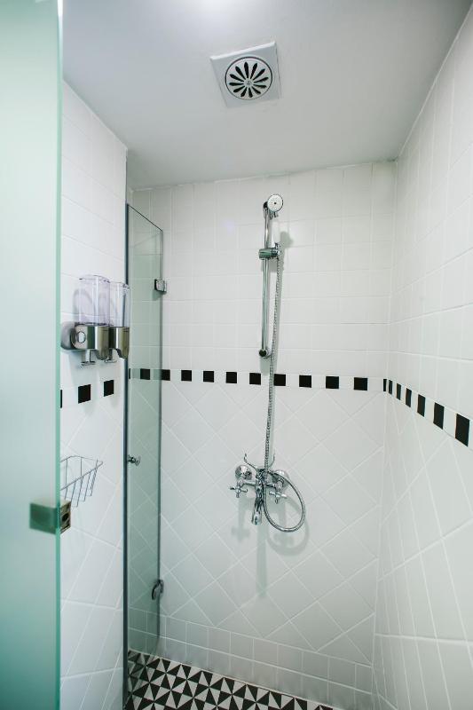 Single Room with Shared Shower and Toilet image 4