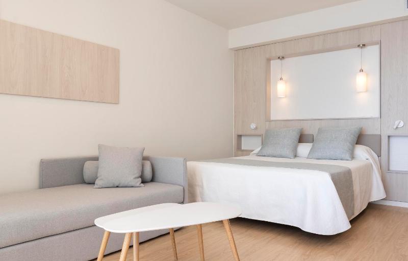 Premium Room with Sea View image 4