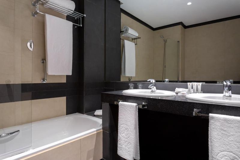 Double or Twin Room image 3