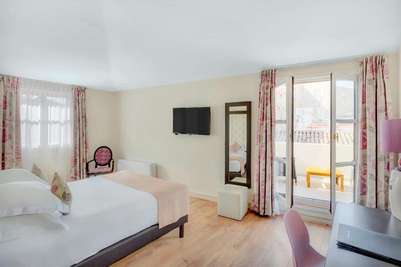 Prestige Queen Room image 2