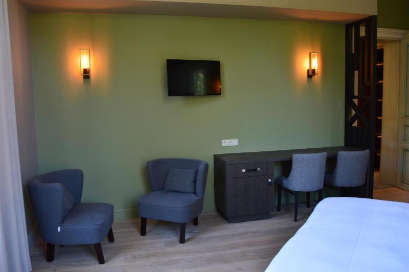 Deluxe Queen Room image 4