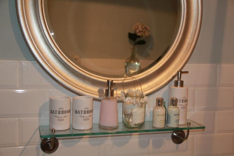 Premium King Room image 3