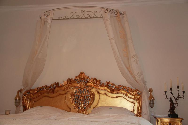 Premium King Room image 2