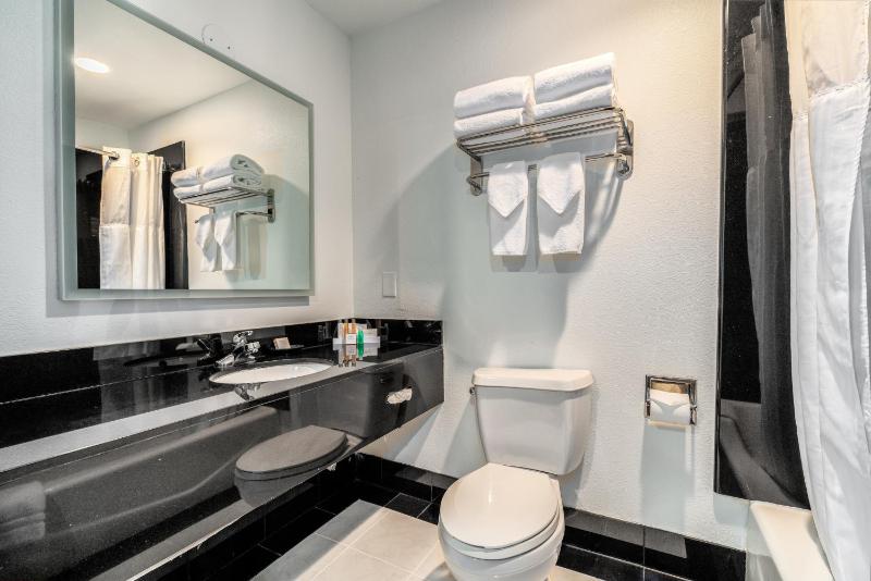 Standard Double Room with Two Queen Beds - City View image 3